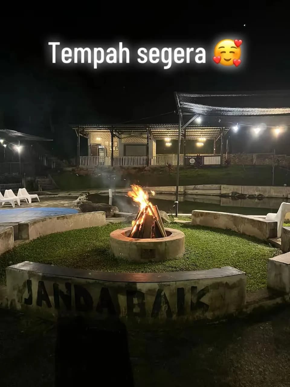 Unggun api pada waktu malam di TheTribe
